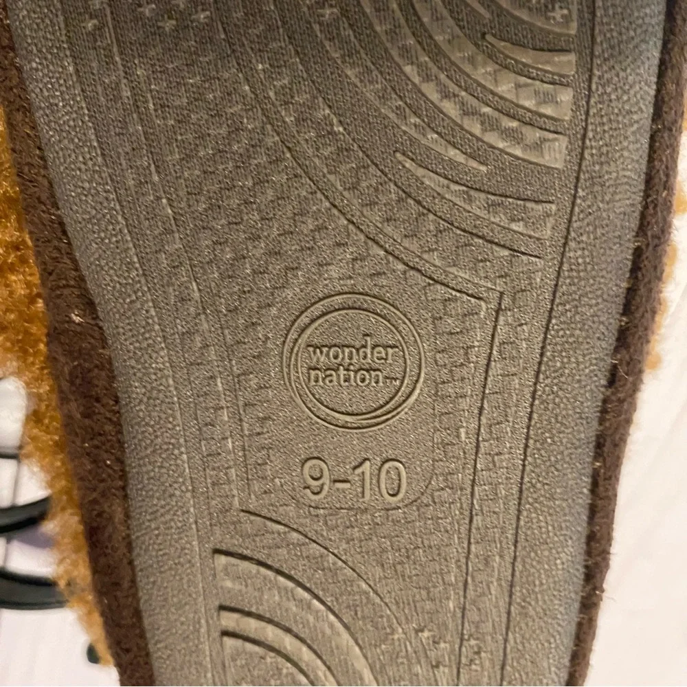 WONDER NATION kid’s fuzzy bear slippers 9/10 NEW